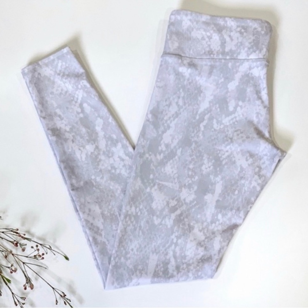 ALO Yoga White Patterned Leggings